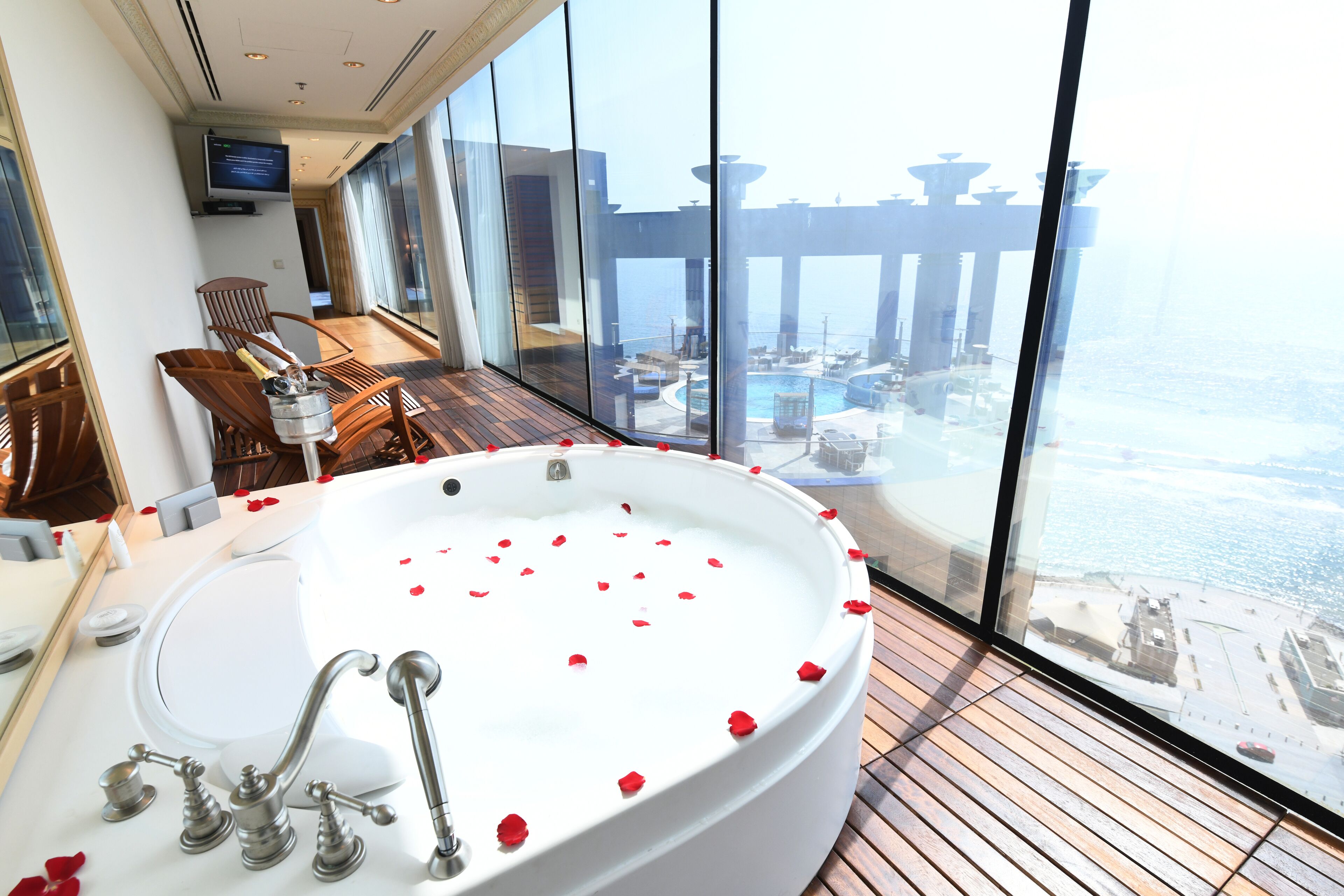 Royal-Suite | Badezimmer | Komfortbadewanne, Designer-Toilettenartikel, Haartrockner, Bademäntel