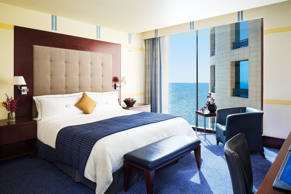 1 bedroom, hypo-allergenic bedding, pillowtop beds, minibar