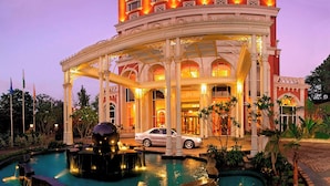 A grand hotel with a large fountain, a covered entrance, and a car parked in front. - ITC Grand Central, a Luxury Collection Hotel, Mumbai (Mumbai)