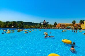 Una piscina al aire libre de temporada