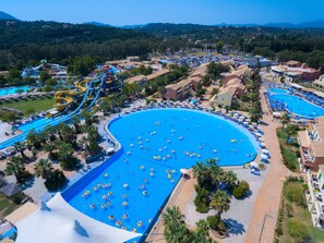 Una piscina al aire libre de temporada