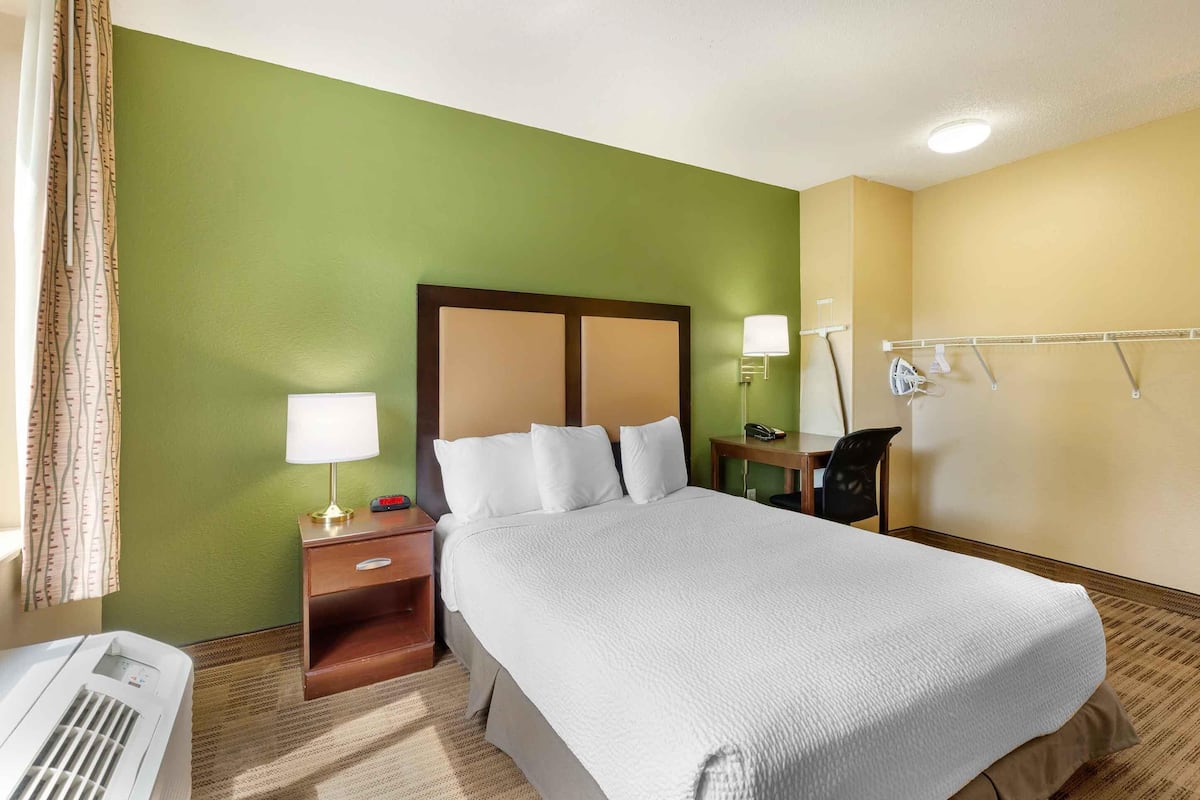 Studio, 1 Queen Bed, Accessible, Non Smoking | Desk, laptop workspace, blackout drapes, iron/ironing board
