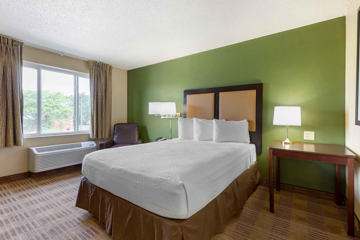 Studio, 1 Queen Bed, Non Smoking | Desk, laptop workspace, blackout drapes, iron/ironing board