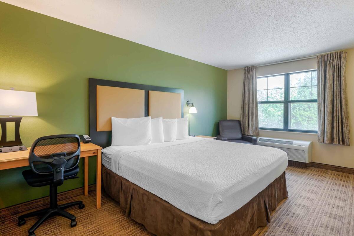 Studio, 1 King Bed, Non Smoking | Desk, iron/ironing board, free WiFi, bed sheets