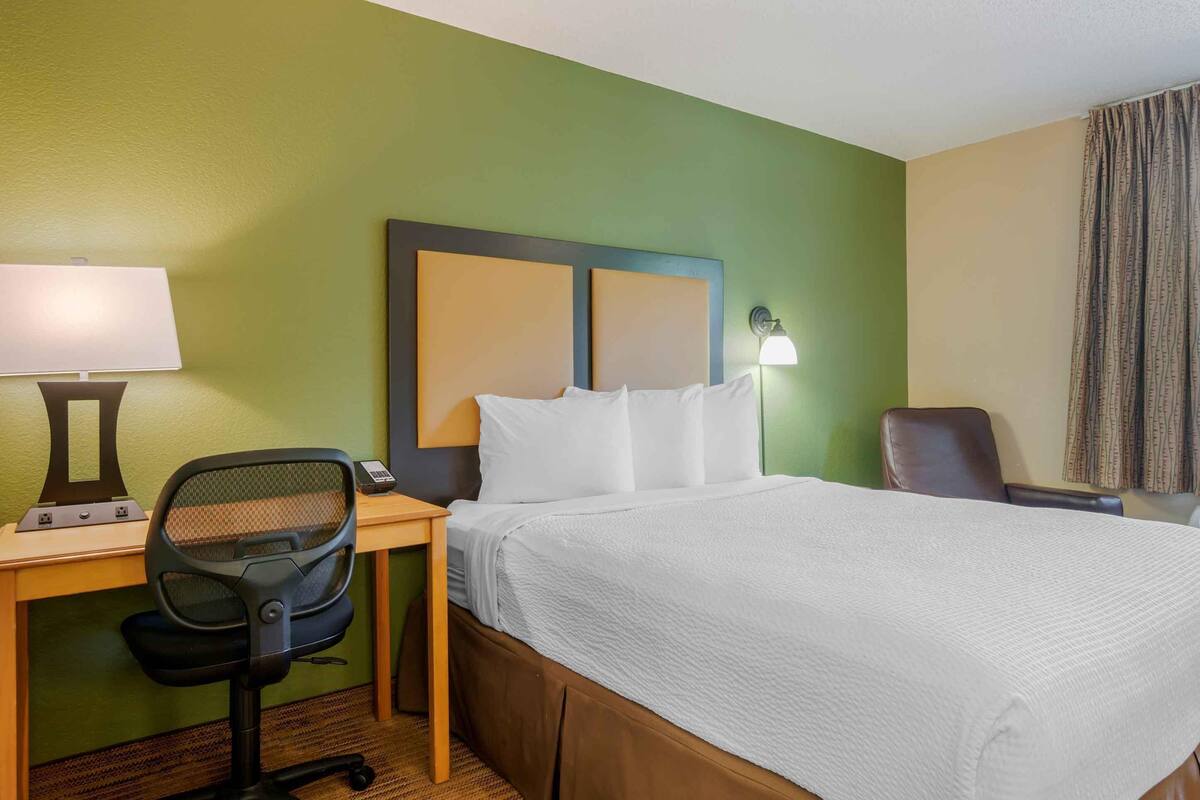 Studio, 1 Queen Bed, Non Smoking | Desk, iron/ironing board, free WiFi, bed sheets