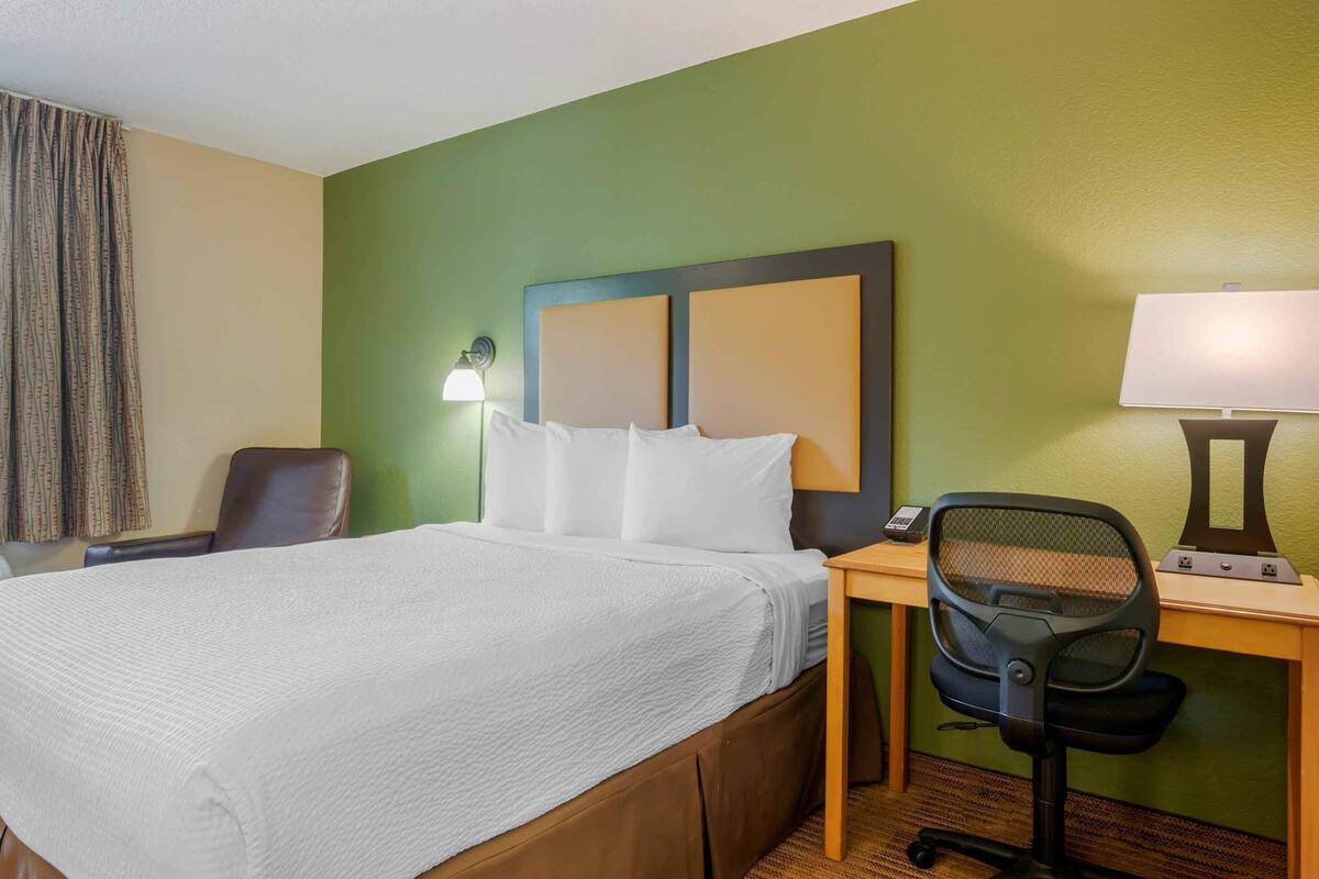 Studio, 1 Queen Bed, Accessible, Non Smoking | Desk, iron/ironing board, free WiFi, bed sheets