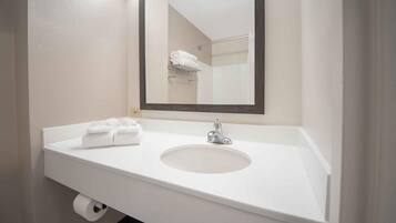 Combined shower/bathtub, free toiletries, hair dryer, towels