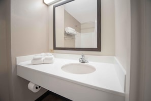 Combined shower/bathtub, free toiletries, hair dryer, towels - Extended Stay America Suites Baltimore Bel Air Aberdeen (Bel Air)