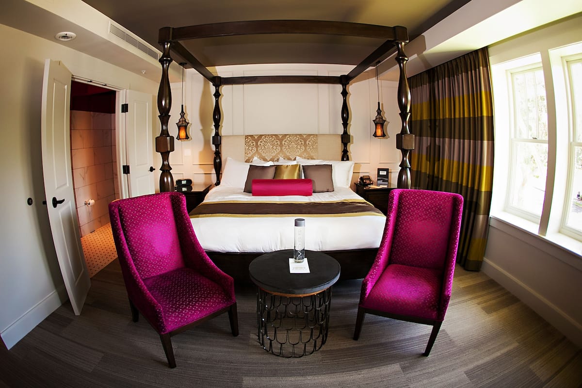Luxe beddengoed, donsdekens, pillowtop-bedden, een kluis op de kamer