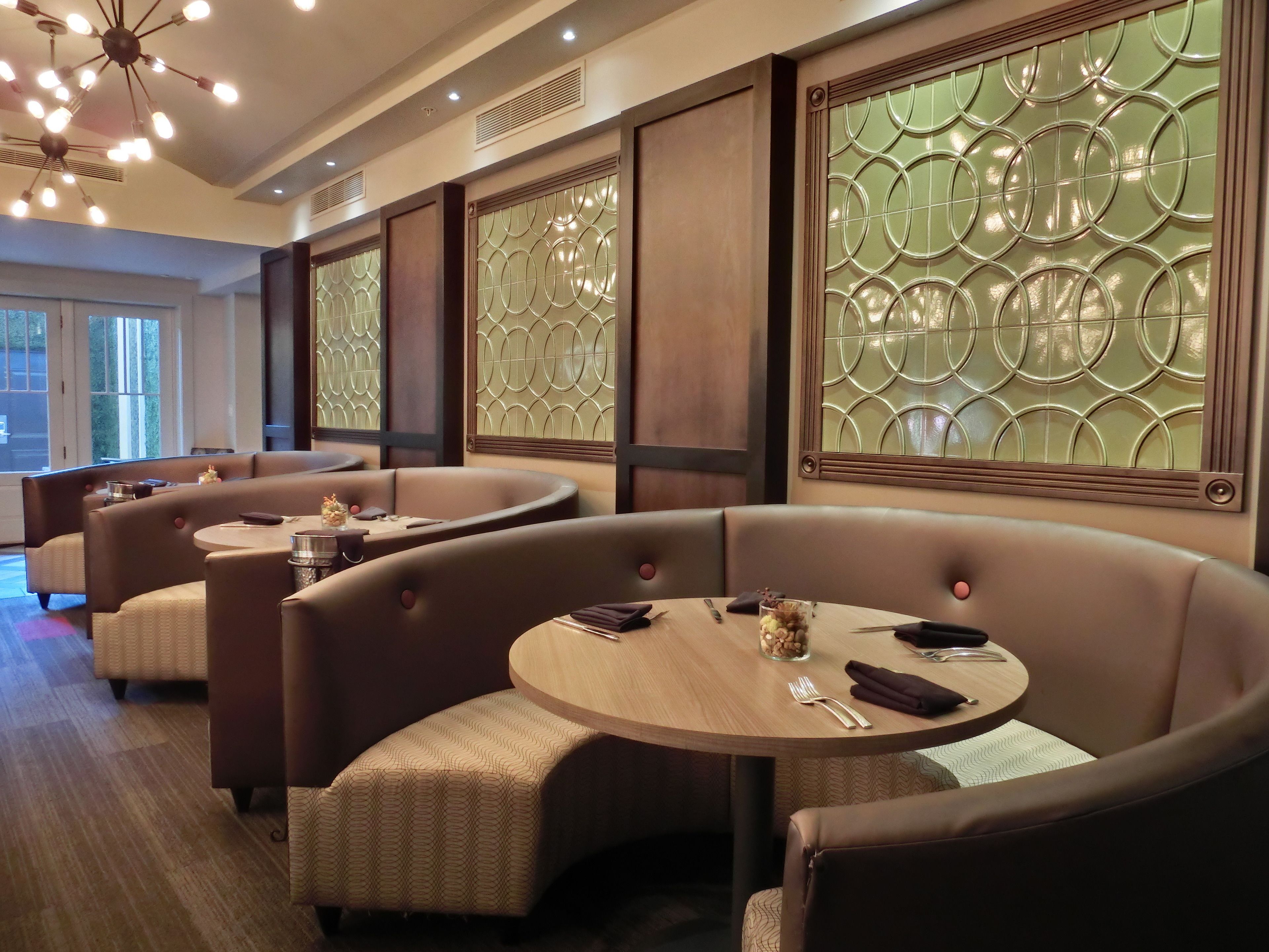 2 restaurants, lunch, dinner, brunch served; american cuisine