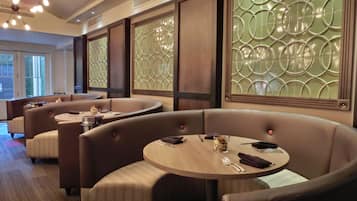2 restaurants servant le déjeuner, le dîner et le brunch
