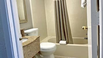 Tina con regadera y toallas