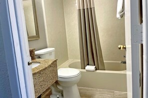 Combined shower/tub, towels - Motel 6 Lester, PA - Philadelphia Airport (Essington)