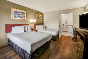 Desk, blackout drapes, free WiFi, bed sheets - Motel 6 Lester, PA - Philadelphia Airport (Essington)