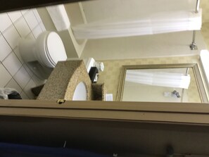 Combined shower/tub, towels - Motel 6 Lester, PA - Philadelphia Airport (Essington)