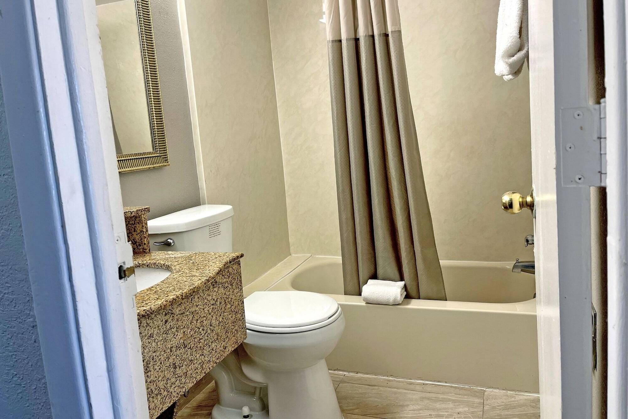 Combined shower/bathtub, towels