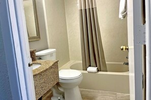 Combined shower/bathtub, towels - Motel 6 Lester, PA - Philadelphia Airport (Essington)