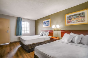 Desk, blackout drapes, free WiFi, bed sheets - Motel 6 Lester, PA - Philadelphia Airport (Essington)