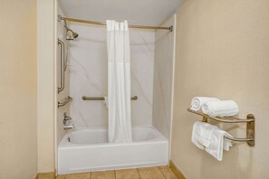 Combined shower/tub, towels