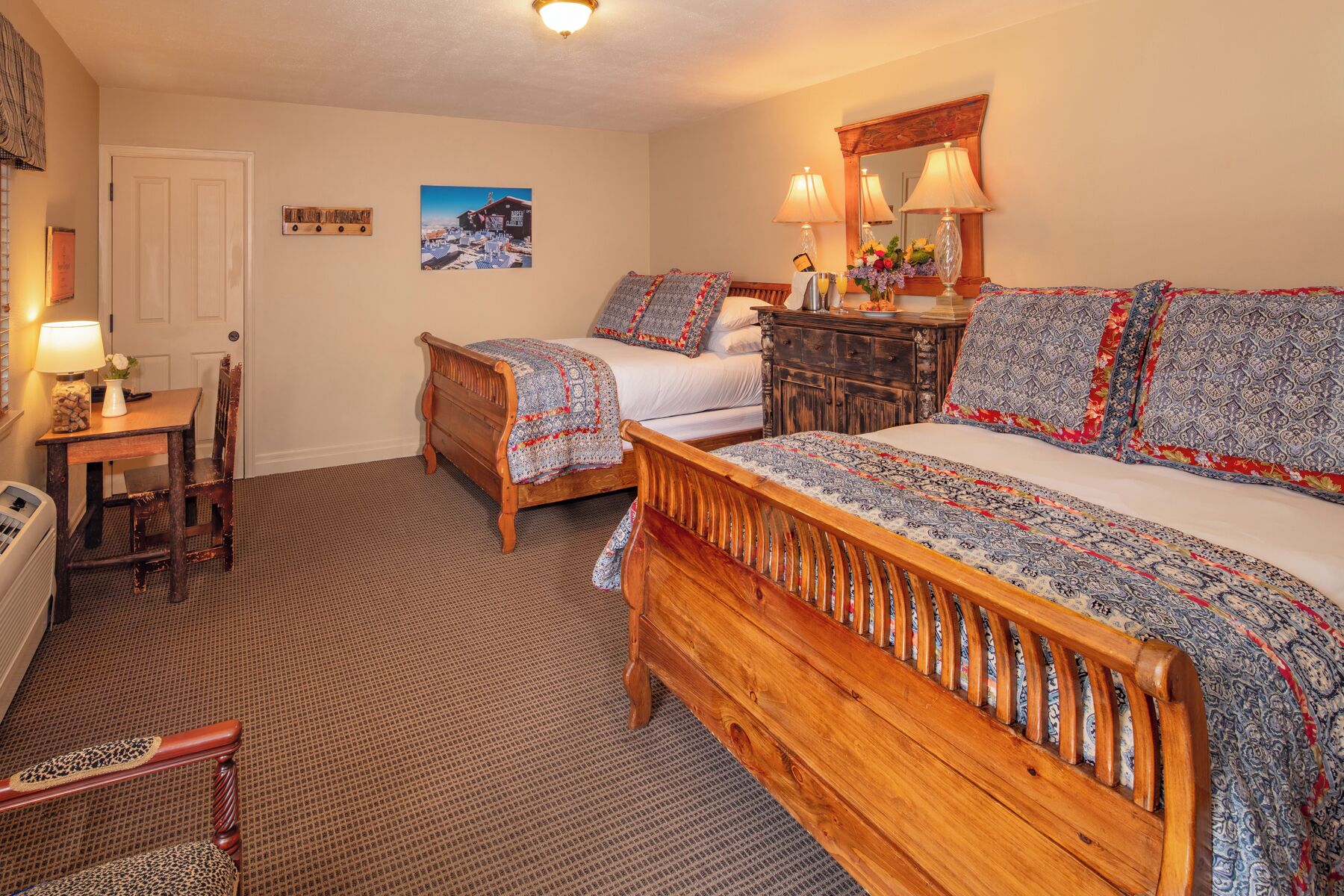 华丽客房, 2 张大床 | 高档床上用品、特色装修、特色家居、办公桌