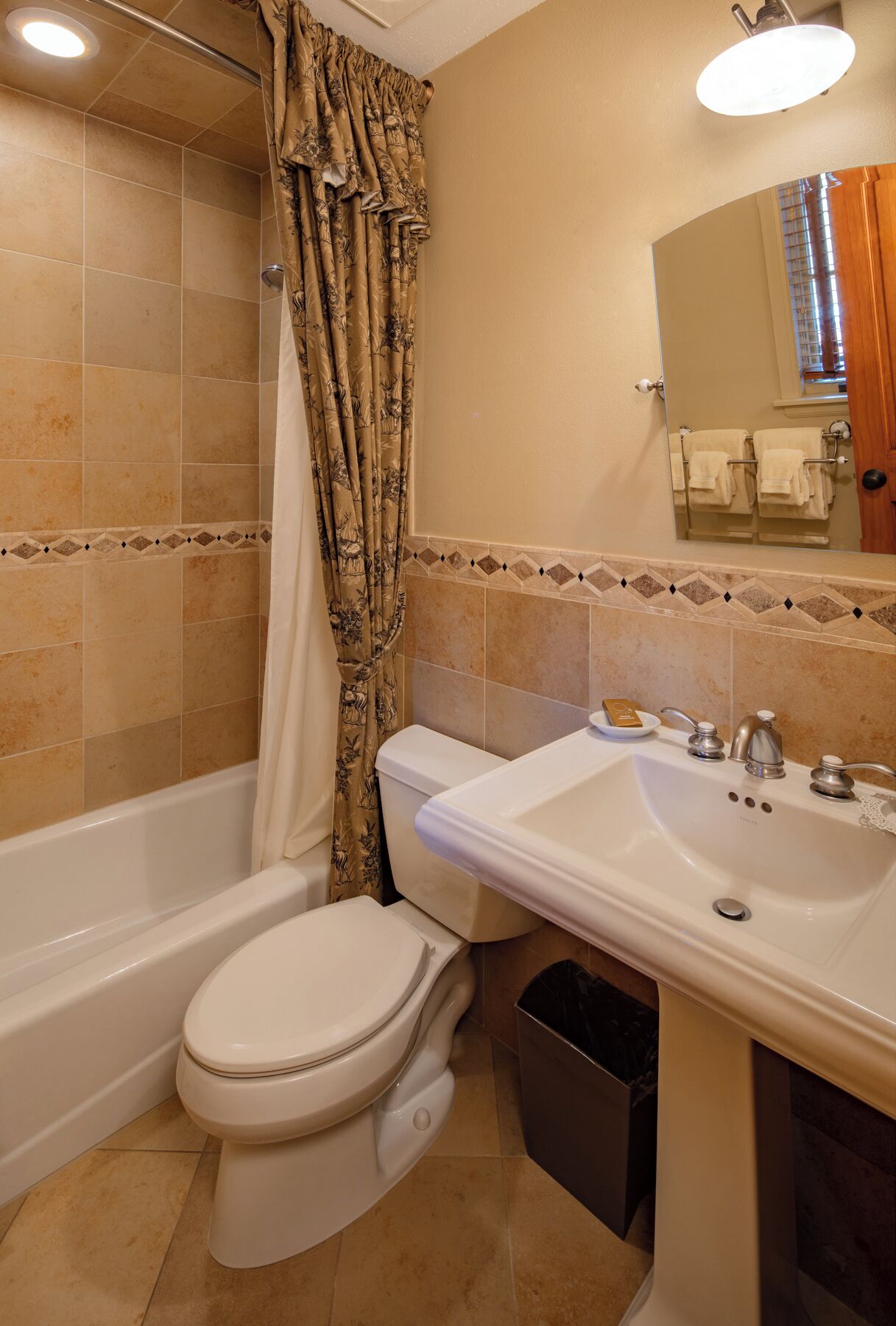 Un baño con bañera, inodoro y lavamanos.