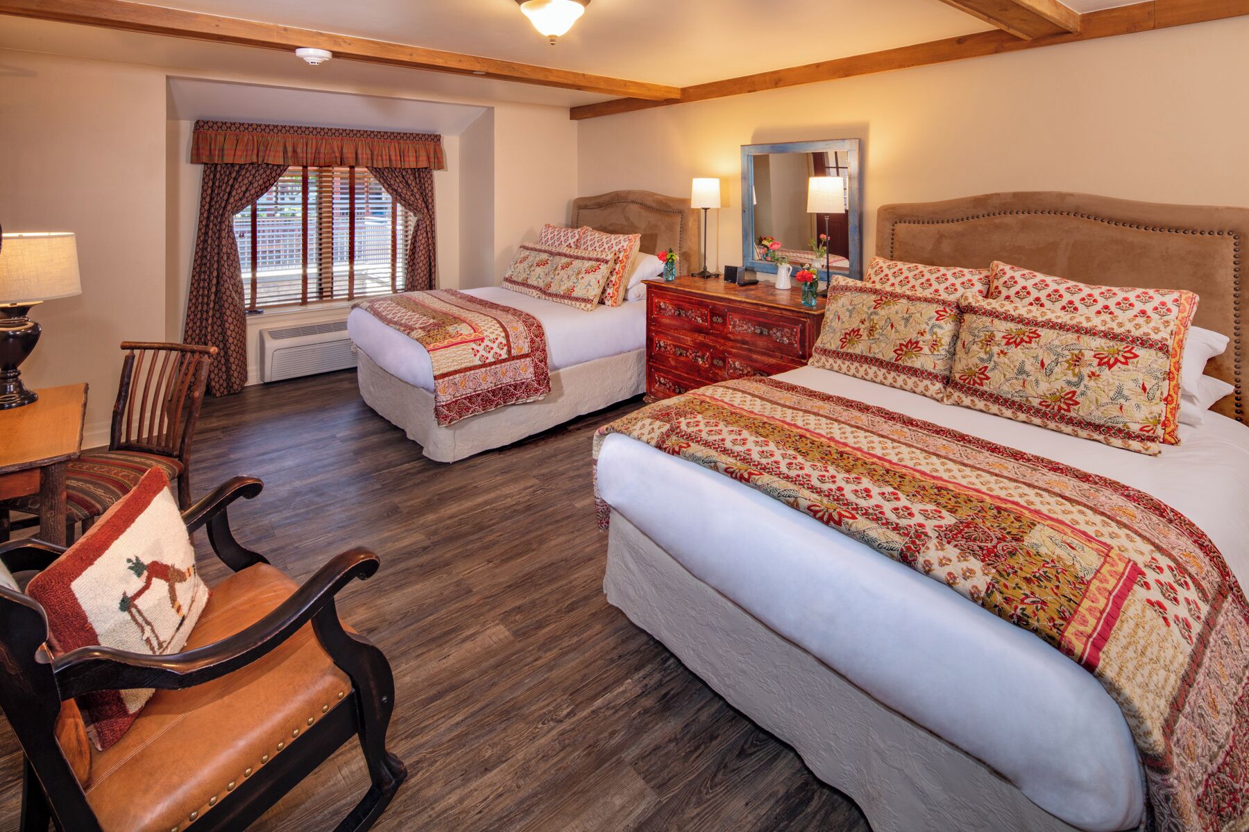 尊荣客房, 2 张大床 | 高档床上用品、特色装修、特色家居、办公桌