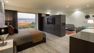 Junior Suite | Luxe beddengoed, een kluis op de kamer, een bureau