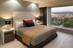 Junior Suite | Ropa de cama de alta calidad, caja fuerte, escritorio y cortinas opacas
