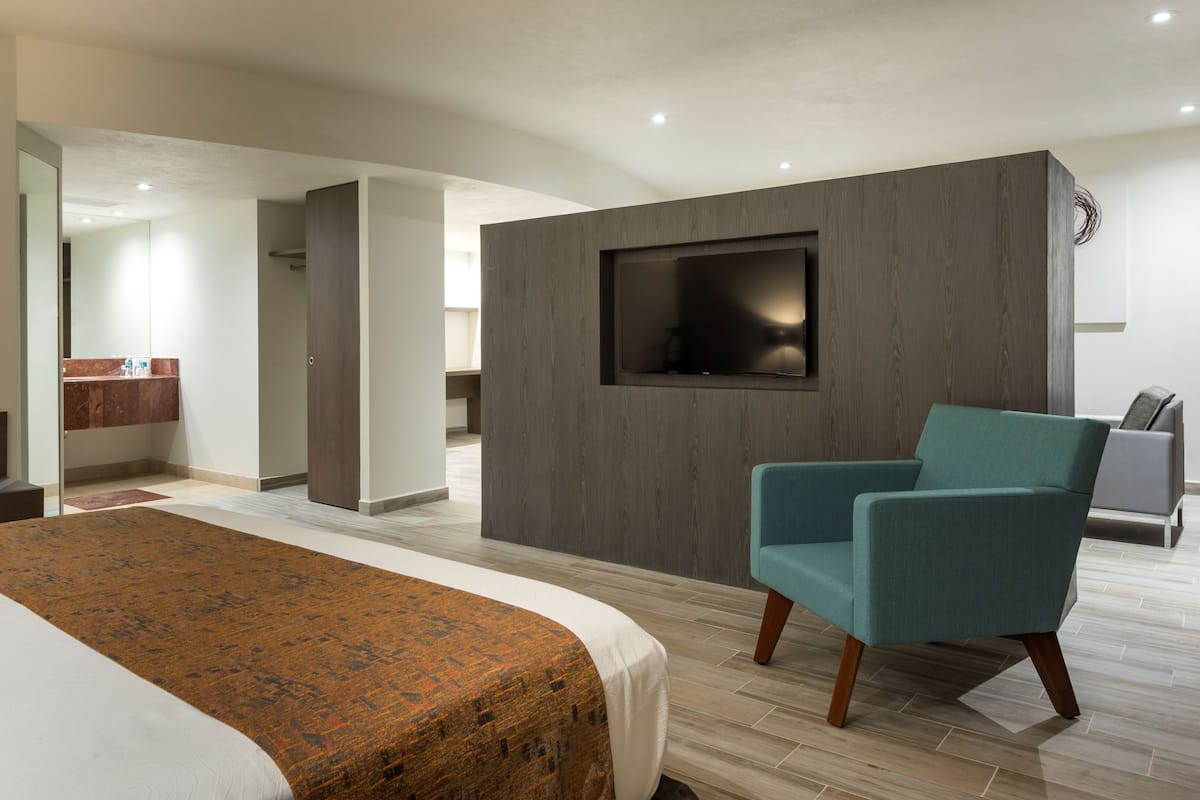 Master Suite | Seprai premium, brankas, meja kerja, dan tirai kedap cahaya