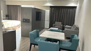 Junior Suite | Premium bedding, in-room safe, desk, blackout drapes