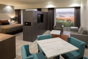 Junior Suite | Premium bedding, in-room safe, desk, blackout drapes