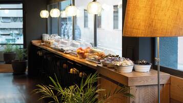 Se ofrece un desayuno bufé (15 EUR por persona)