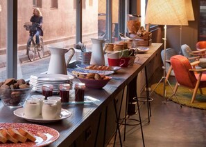 Daily buffet breakfast for a fee