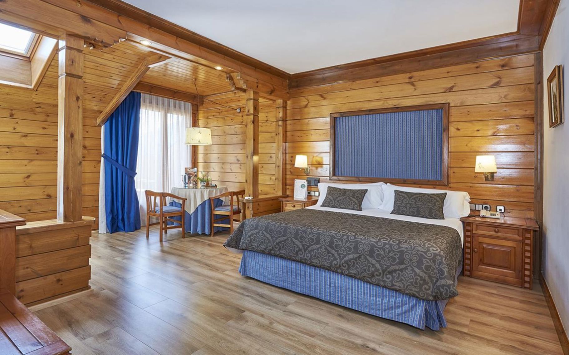 Ropa de cama de alta calidad y minibar 