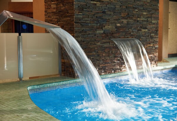 高档床上用品、迷你吧、客房内保险箱、办公桌