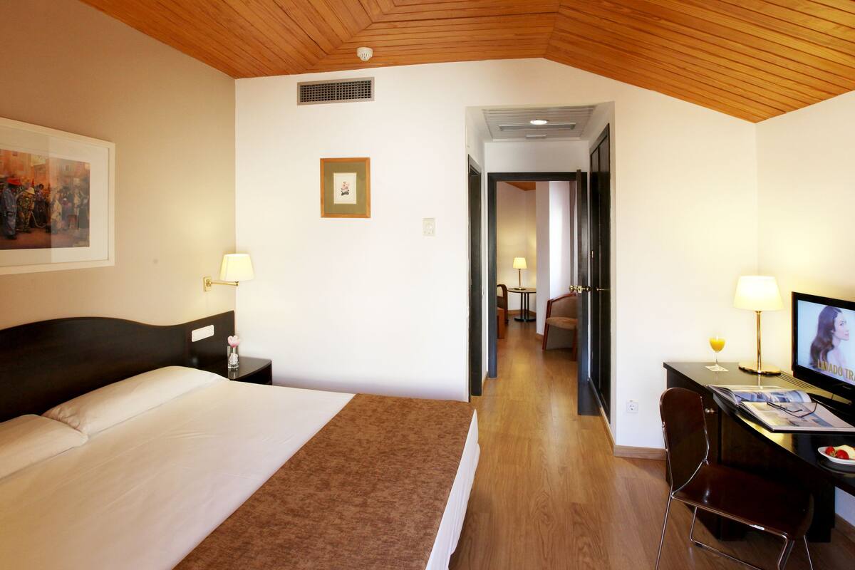 in-room safe, free wifi