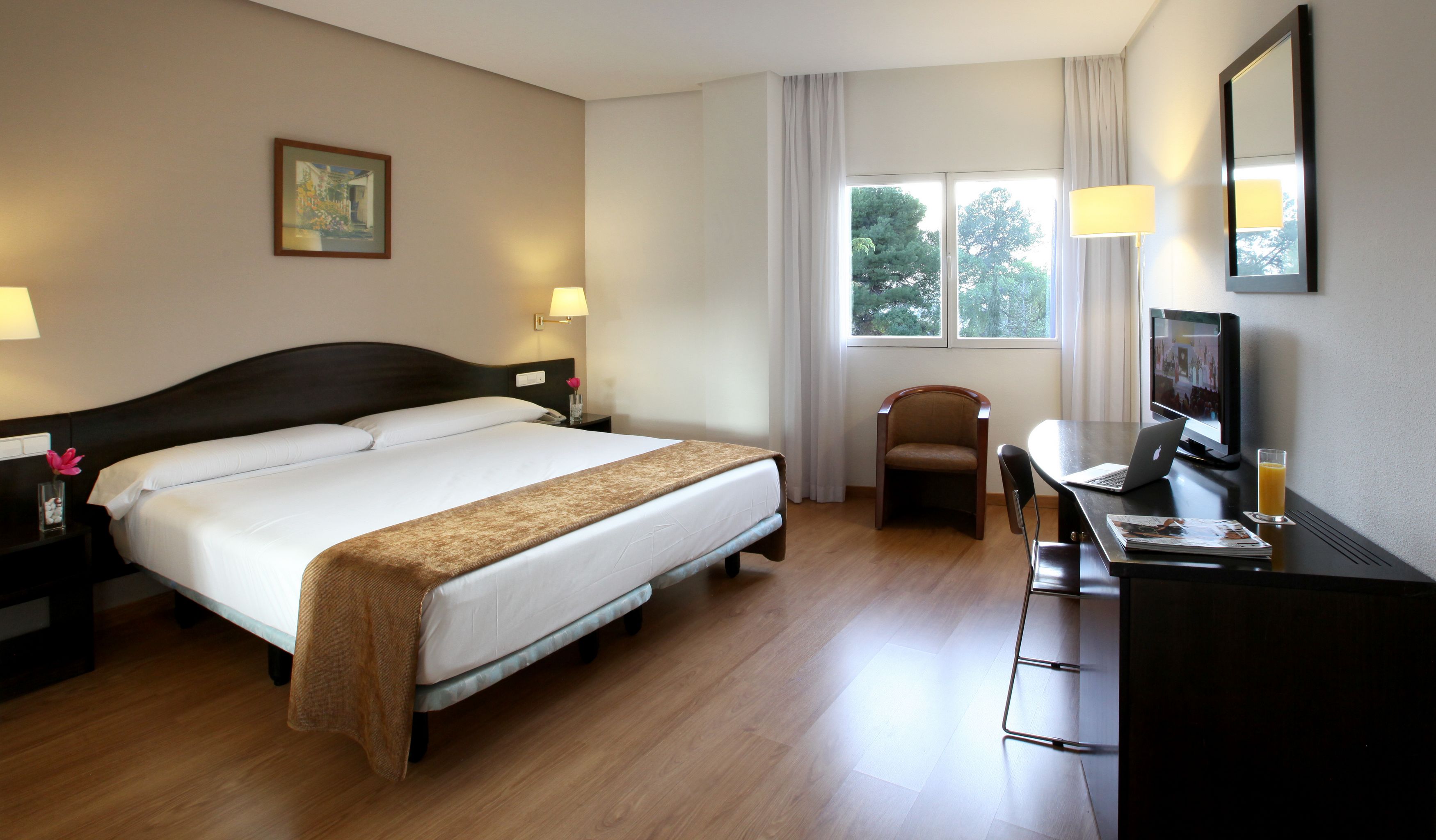 in-room safe, free wifi