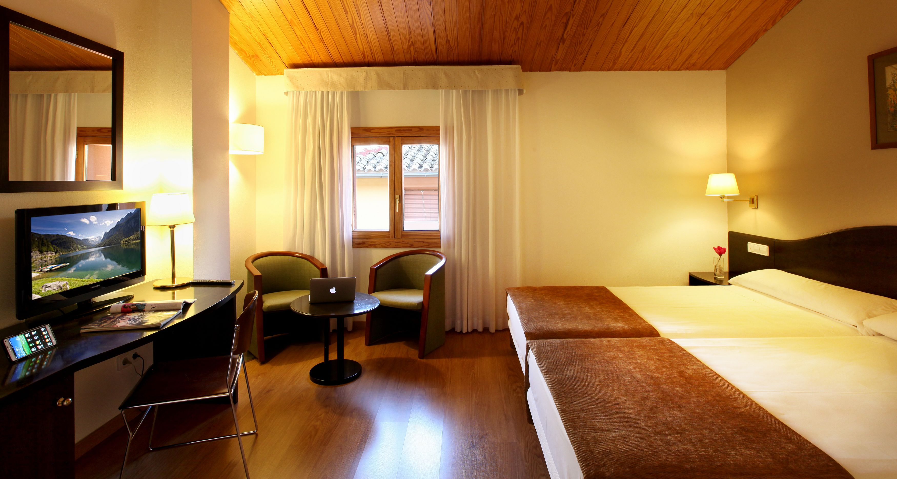 in-room safe, free wifi