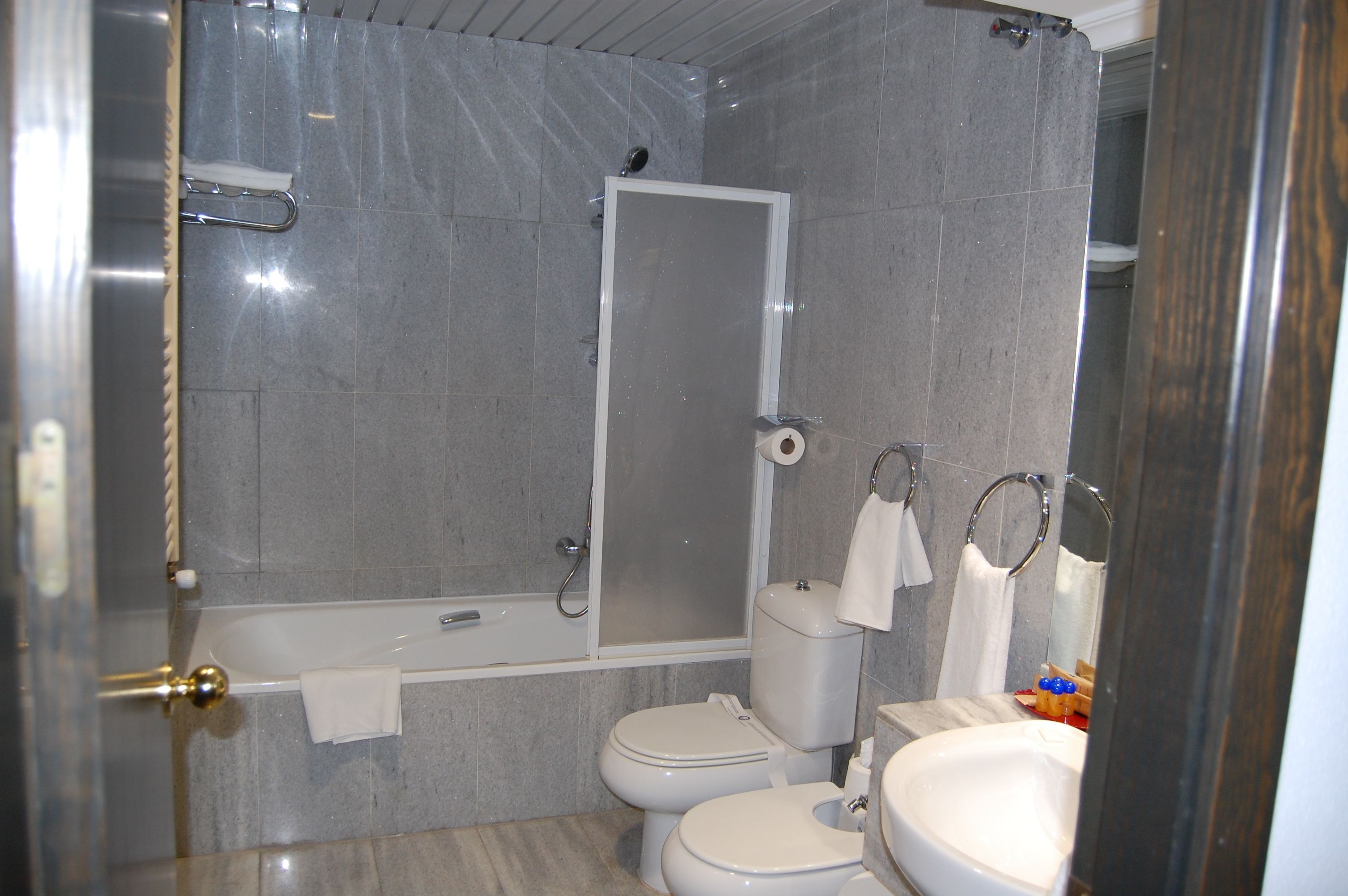 double room (2 adults + 1 child.) | bathroom | towels