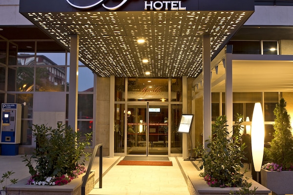 Depan hartanah - siang/malam