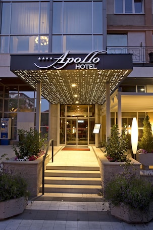 Fassade der Unterkunft – Abend/Nacht. Apollo Hotel Bratislava