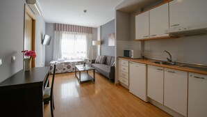 Fridge, microwave, stovetop, cookware/dishes/utensils - ApartHotel MM Badajoz (Badajoz)