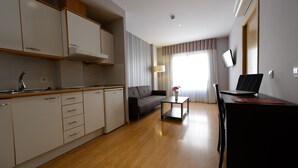 Fridge, microwave, stovetop, cookware/dishes/utensils - ApartHotel MM Badajoz (Badajoz)
