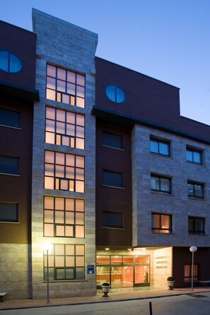 Fassade der Unterkunft – Abend/Nacht