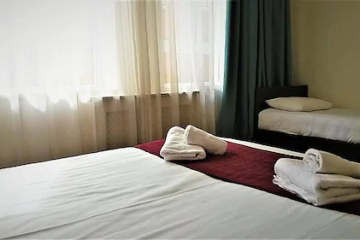 Triple Room, Ensuite | In-room safe, desk, iron/ironing board, WiFi (free)