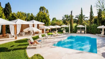 Una piscina al aire libre de temporada (de 09:00 a 19:00), sombrillas