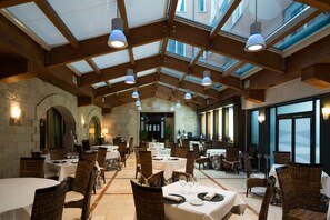 2 restaurants; breakfast, lunch, and dinner served - Hotel Rice Palacio de los Blasones (Burgos)