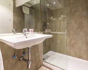 Free toiletries, hair dryer, towels - Apartamentos Recoletos (Madrid)