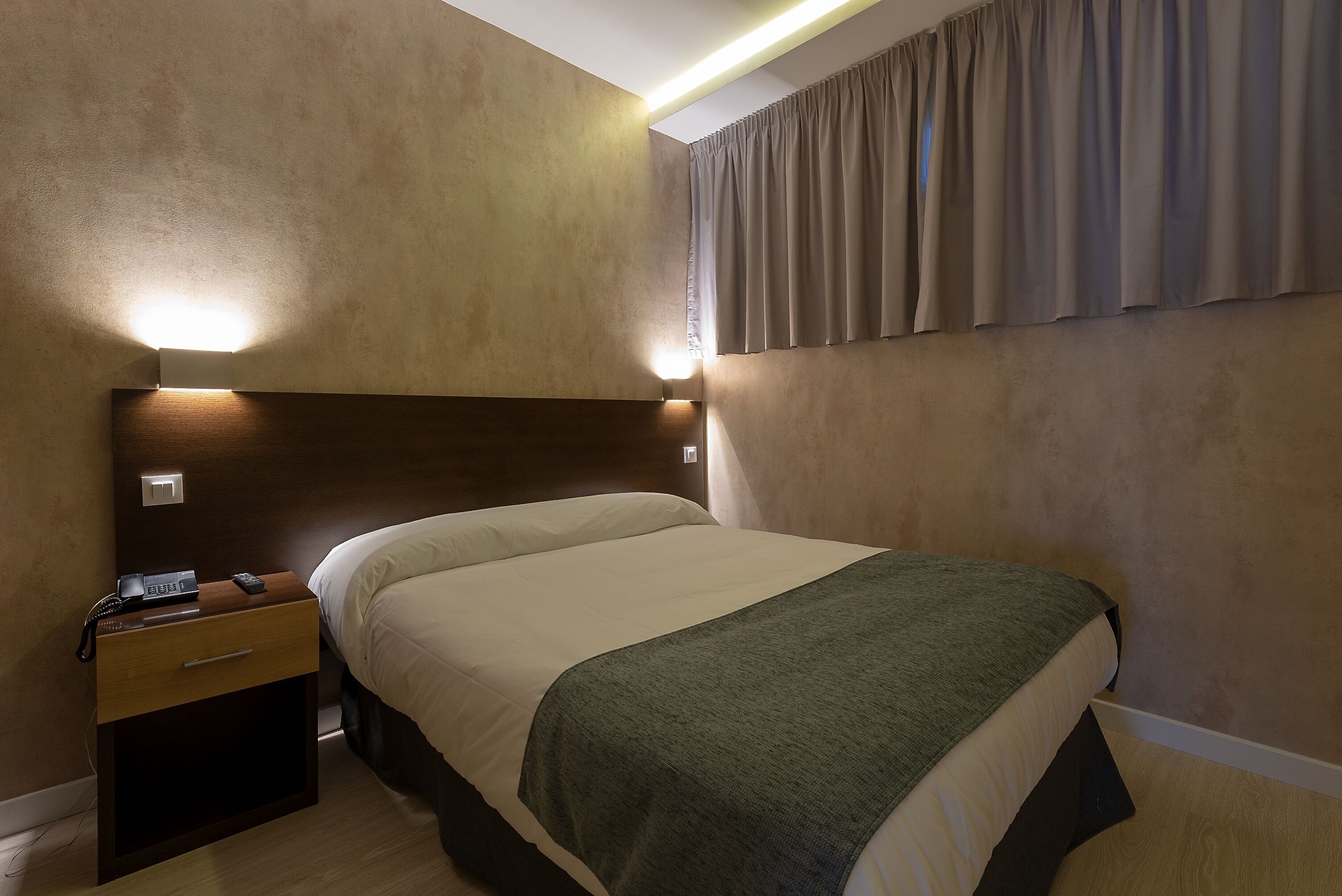 Zimmersafe, Verdunkelungsvorhänge, schallisolierte Zimmer