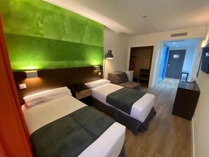 Economy Room | In-room safe, blackout drapes, soundproofing, free WiFi - Apartamentos Recoletos (Madrid)